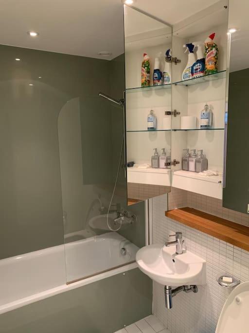 Stunning 2 Bed Flat! Centrally Located In London, Uk! Bagian luar foto